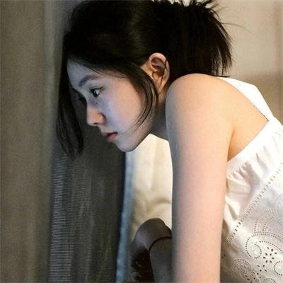 女生出拳